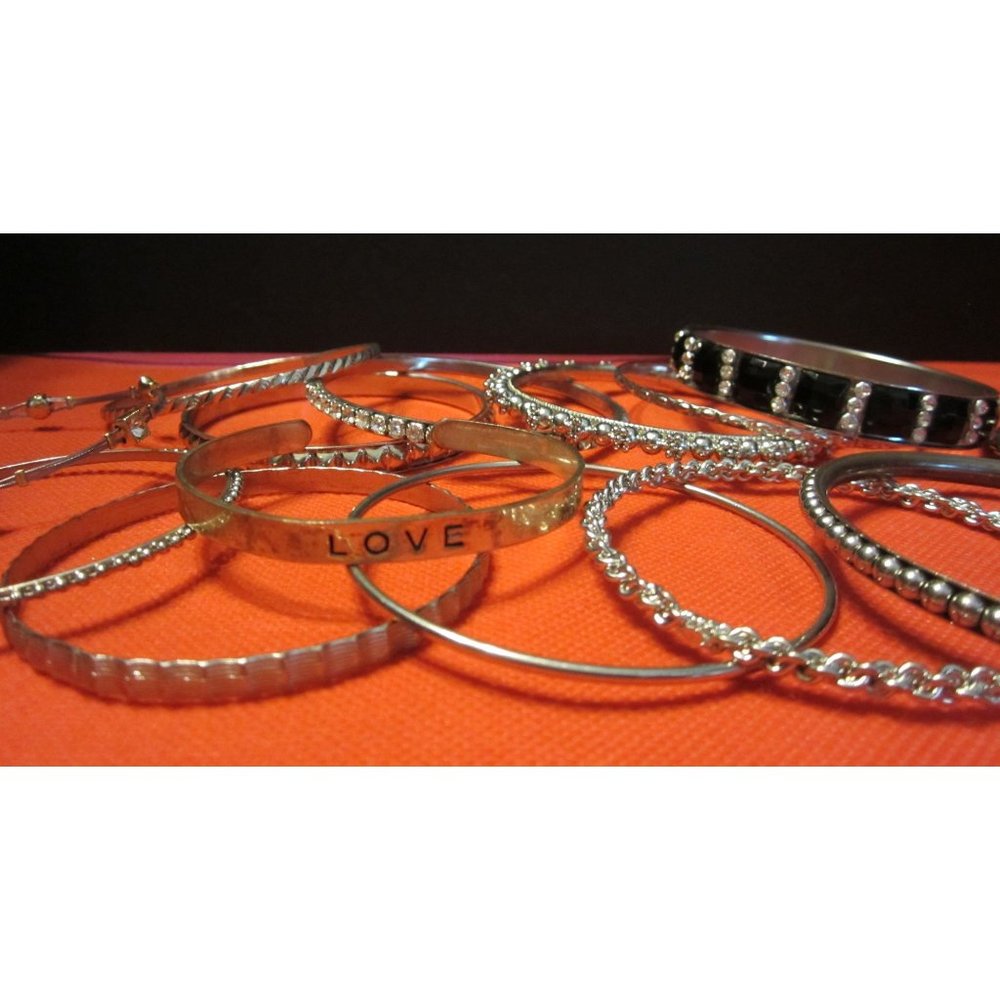 Silver toned bangle bracelet Lot B